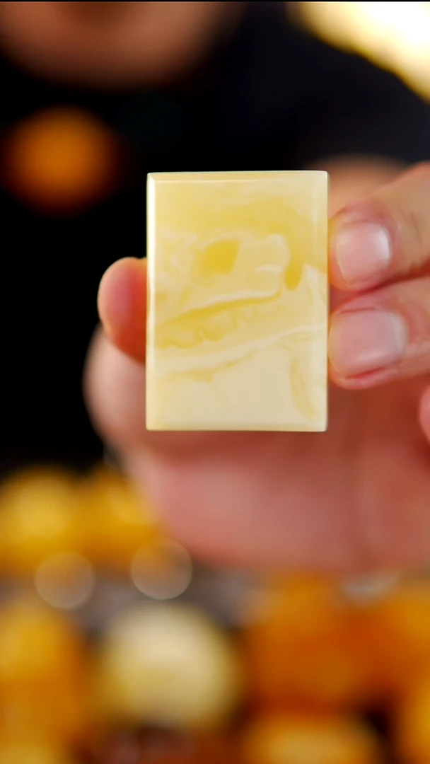 裸石琥珀未镶嵌黄白花子冈牌25.17