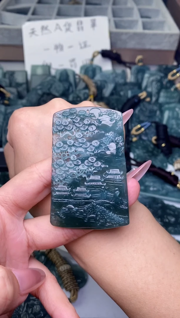 颈饰未镶嵌翡翠