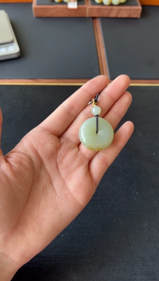 【闪购商品】和田玉吊坠(赠链)未镶嵌且末微色差 近矿