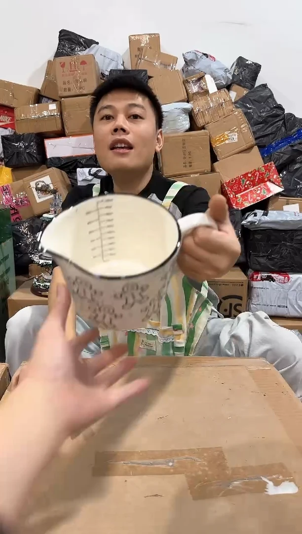 瓷片姜饼人奶壶