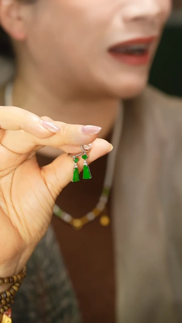 18K金镶嵌翡翠耳饰耳扣