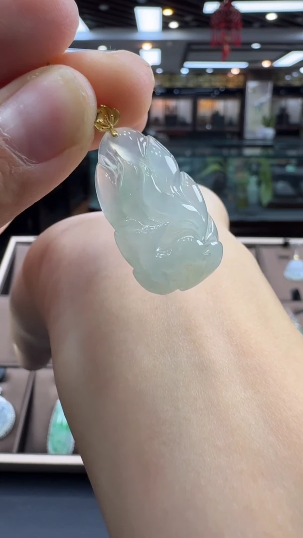 颈饰18K金镶嵌翡翠九尾