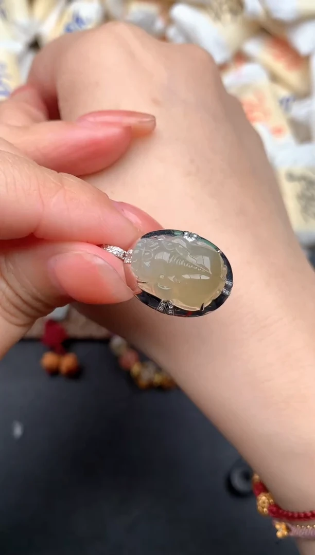 18K金镶嵌挂件翡翠—