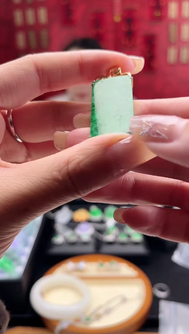 【闪购商品】翡翠颈饰18K金镶嵌吊坠