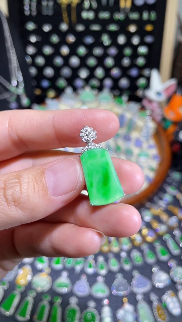 颈饰18K金镶嵌翡翠高冰金丝阳无事牌吊坠