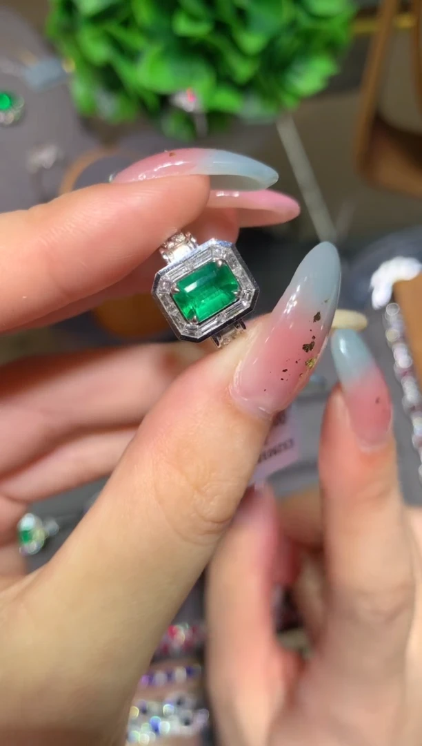 祖母绿戒指18K金镶嵌1.01CT  潘杰希尔