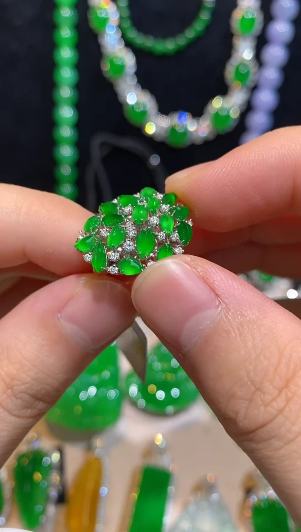 18K金镶嵌戒指翡翠翡翠戒指