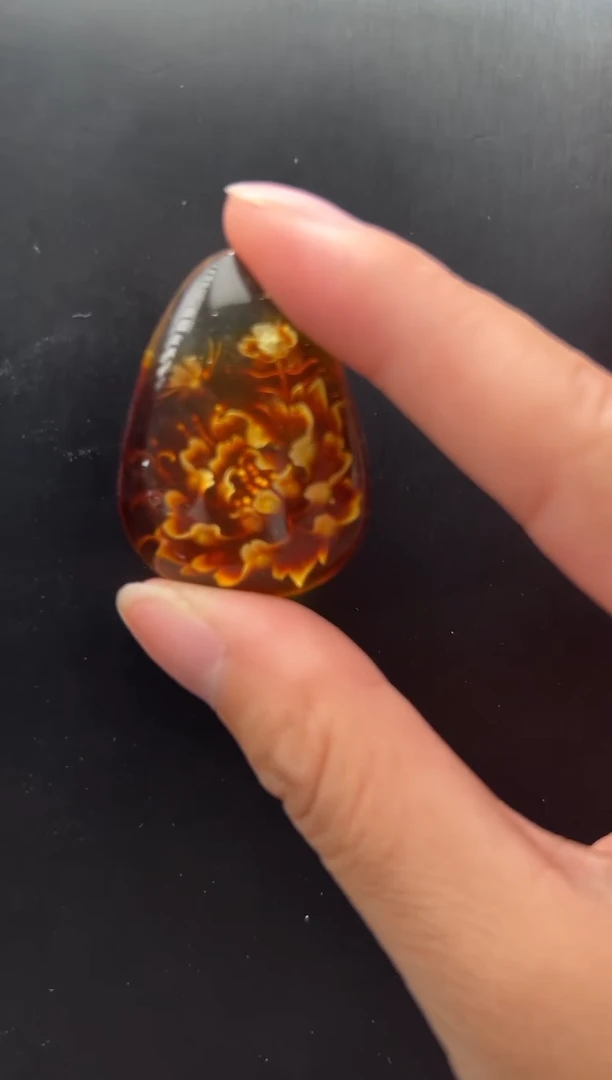 未镶嵌颈饰琥珀蝶恋花
