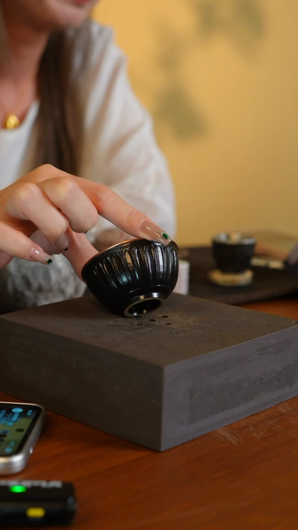包铜菊瓣纹小黑杯