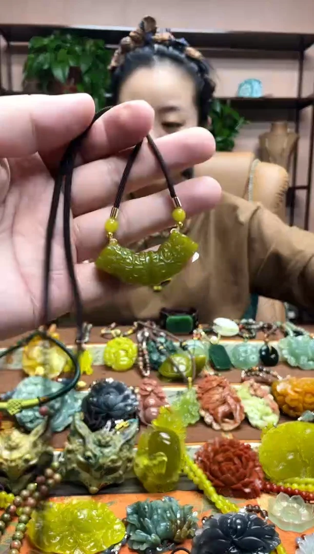 未镶嵌岫玉颈饰多样性发货发其中之一