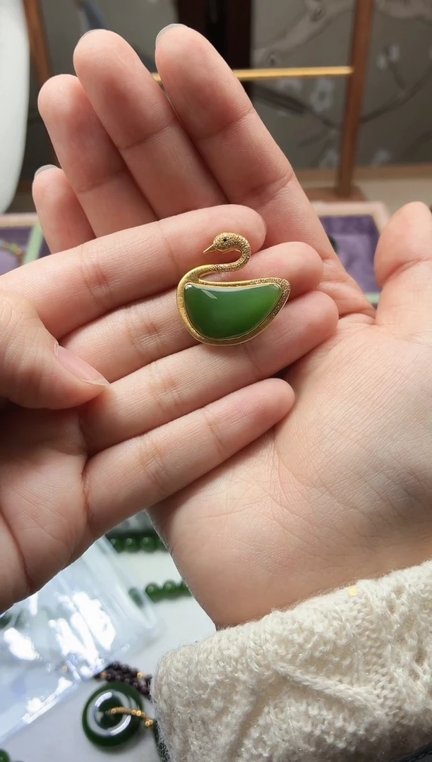 吊坠(不含链)18K金镶嵌和田玉（碧玉）天鹅吊坠