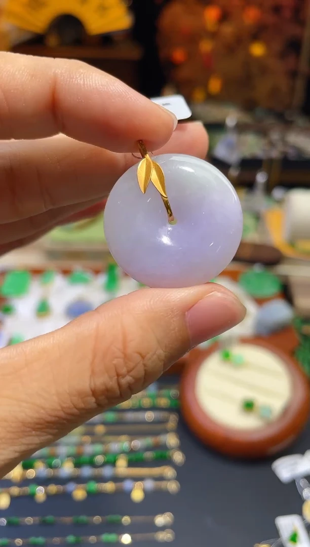 翡翠18K金镶嵌颈饰平安扣