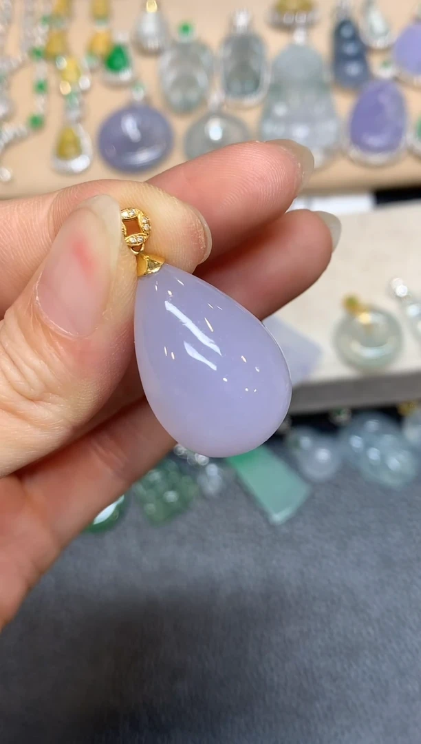 颈饰18K金镶嵌翡翠水滴【无服务费