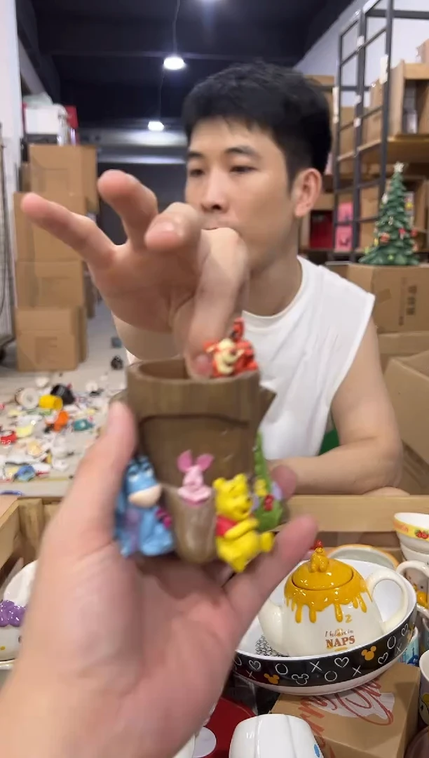 瓷片维尼树桩笔筒 树脂