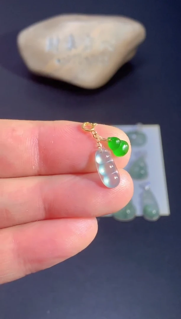 颈饰18K金镶嵌翡翠