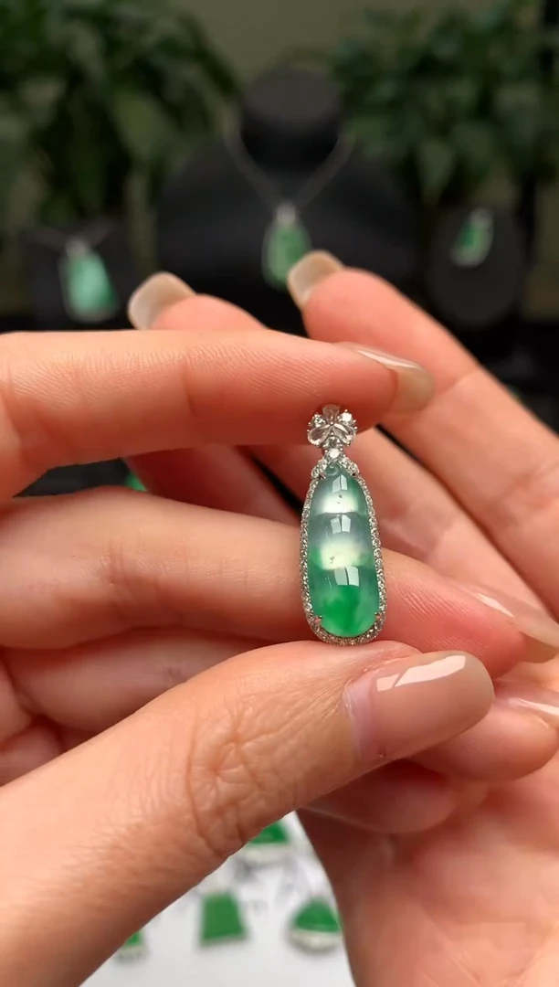 颈饰18K金镶嵌翡翠福豆