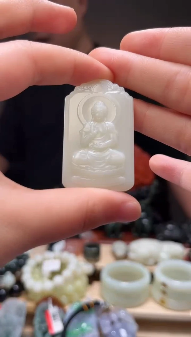 颈饰未镶嵌和田玉吊坠