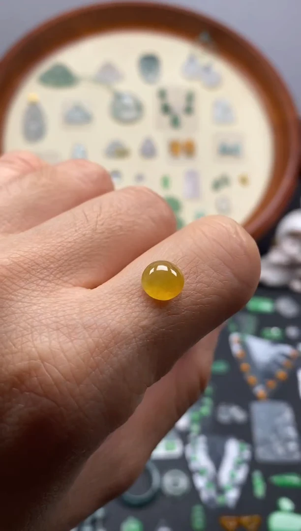 颈饰未镶嵌翡翠高冰黄翡蛋面/芬