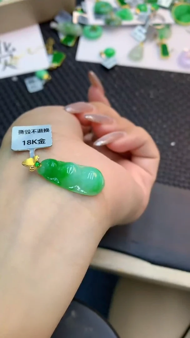 颈饰18K金镶嵌翡翠1
