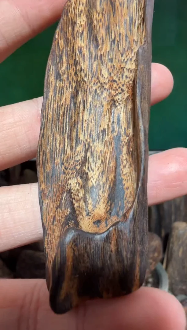 沉香手把件红土多样性发一