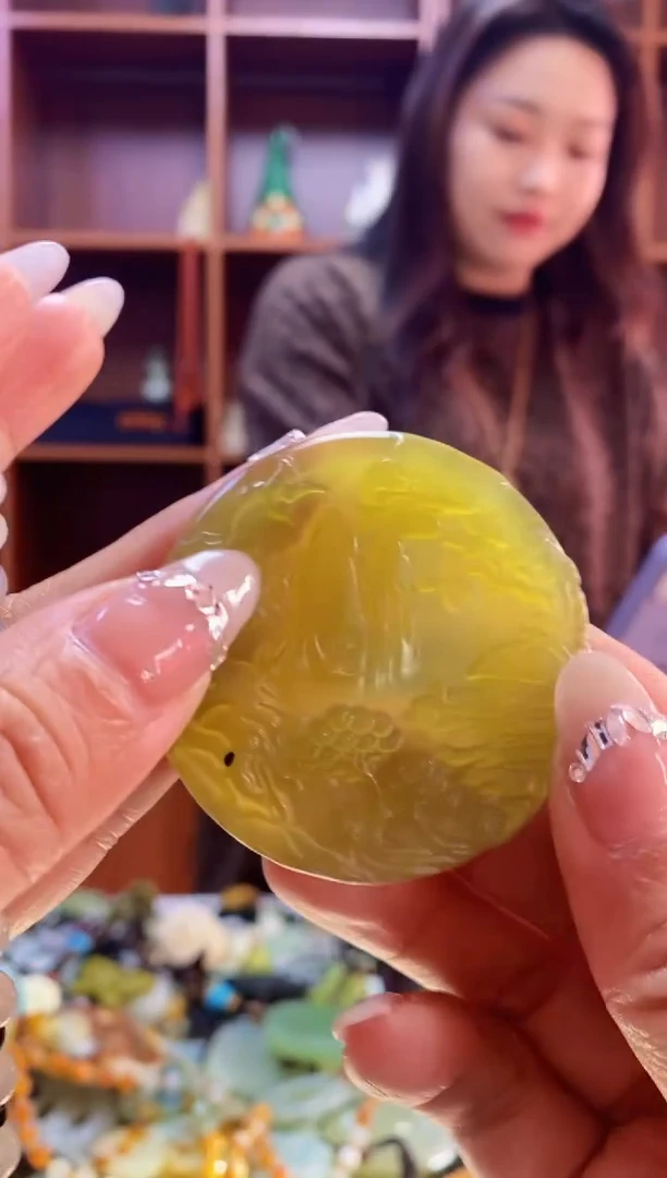 未镶嵌蛇纹石玉吊坠