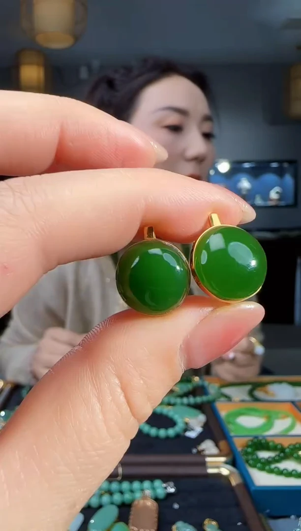 18K金镶嵌和田玉耳饰1