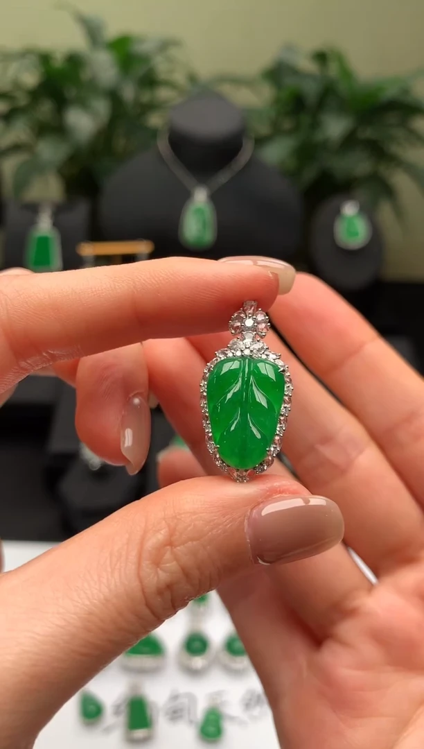 【闪购商品】翡翠颈饰18K金镶嵌绿叶子