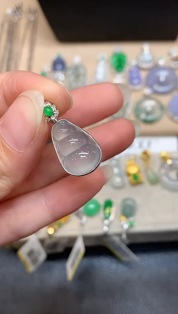 颈饰18K金镶嵌翡翠福豆【无服务费