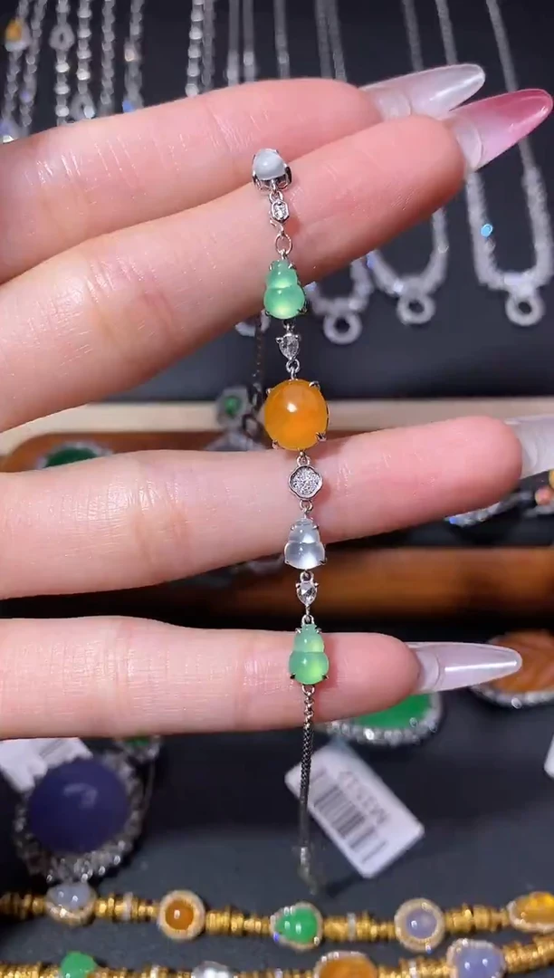 颈饰18K金镶嵌翡翠手链