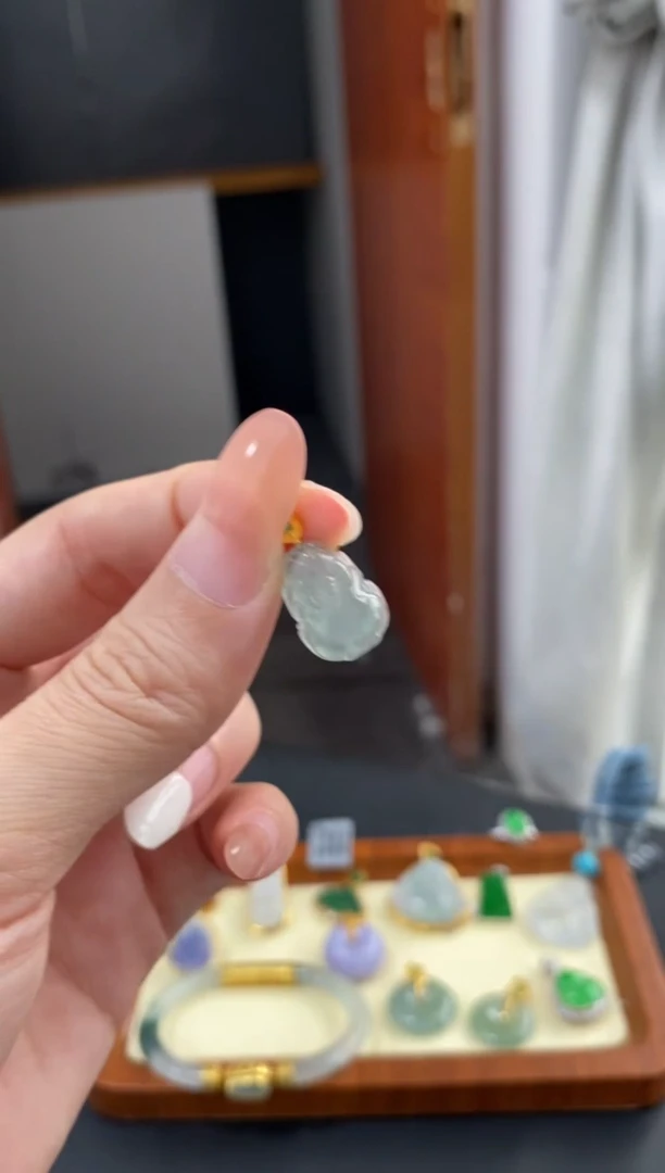 颈饰18K金镶嵌翡翠貔貅
