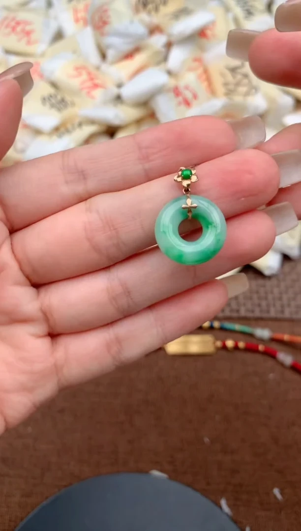 18K金镶嵌挂件翡翠一