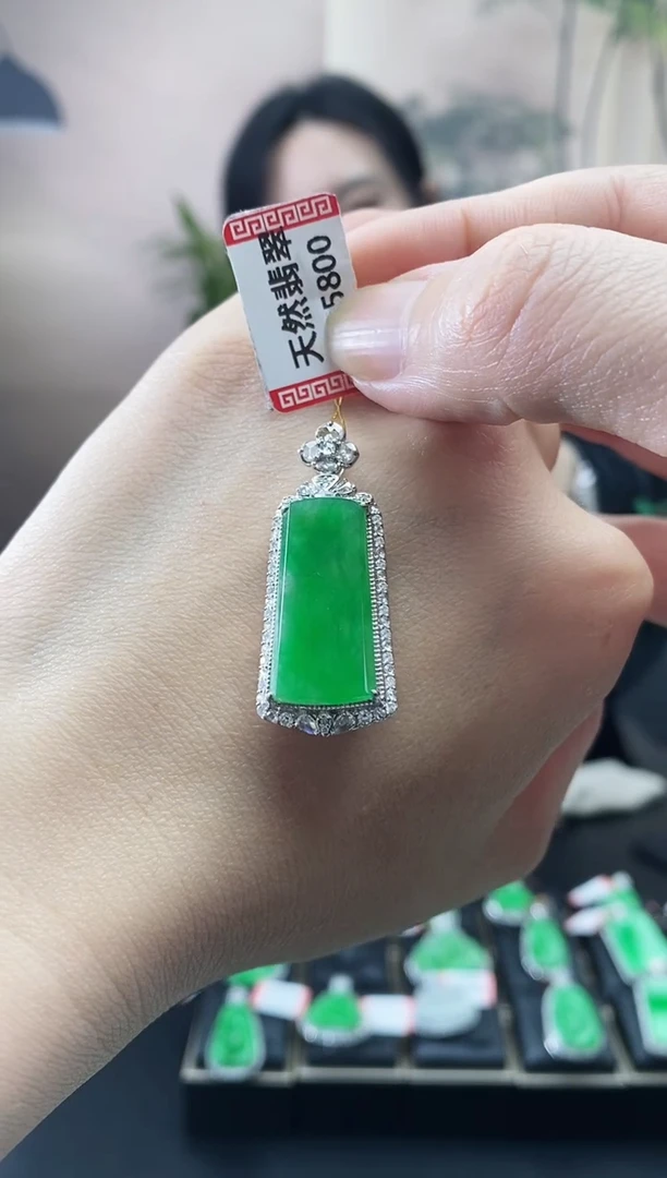 颈饰18K金镶嵌翡翠无事牌