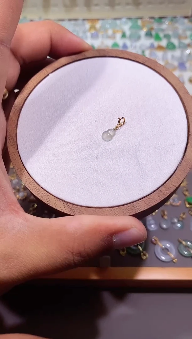 颈饰18K金镶嵌翡翠111111