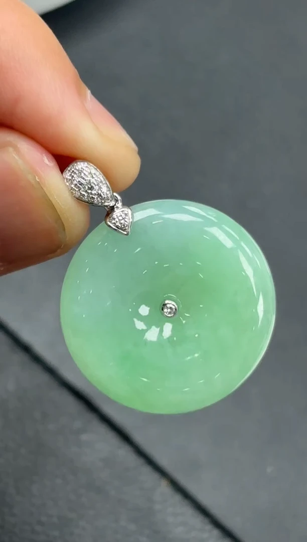 18K金镶嵌挂件翡翠平安扣