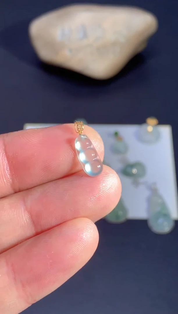 颈饰18K金镶嵌翡翠