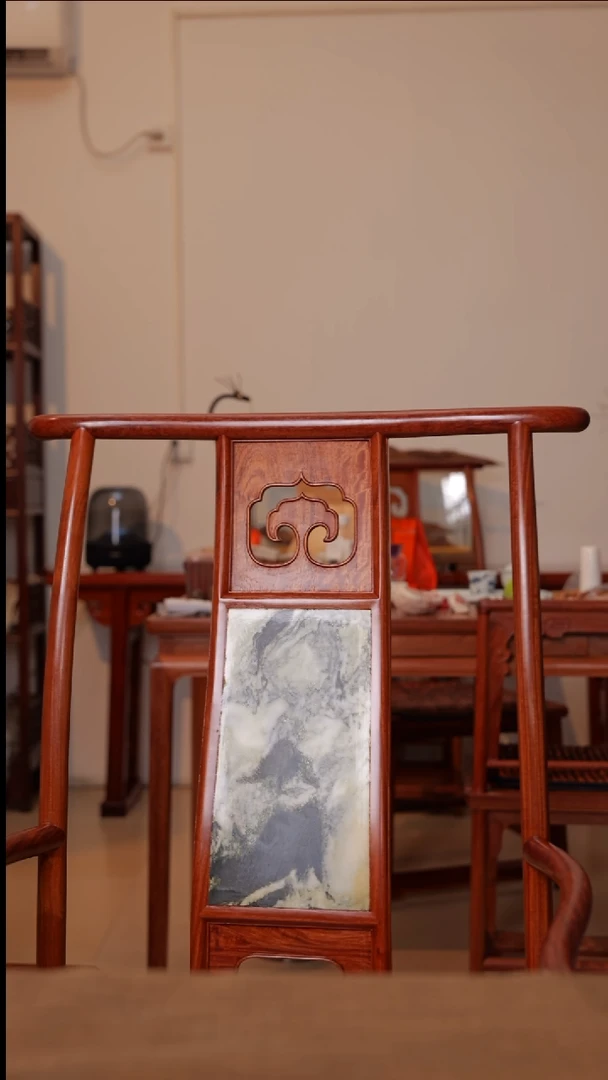 黄花梨/降香黄檀木雕款热**騰官帽椅一件