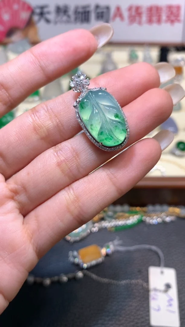 颈饰18K金镶嵌翡翠1