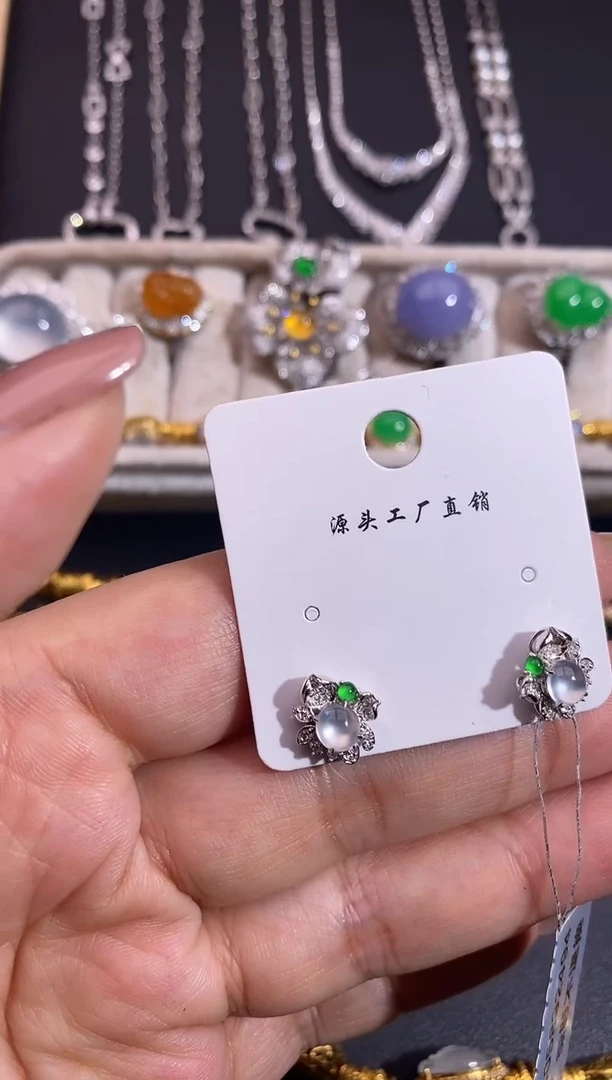 18K金镶嵌翡翠耳饰耳饰