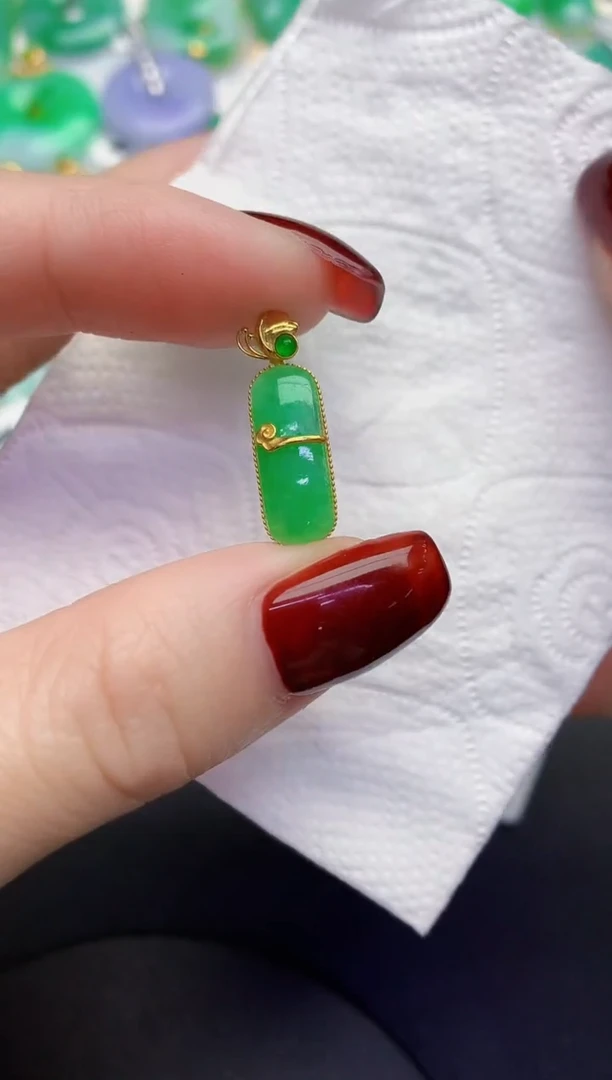 颈饰18K金镶嵌翡翠缅甸天然翡翠A货