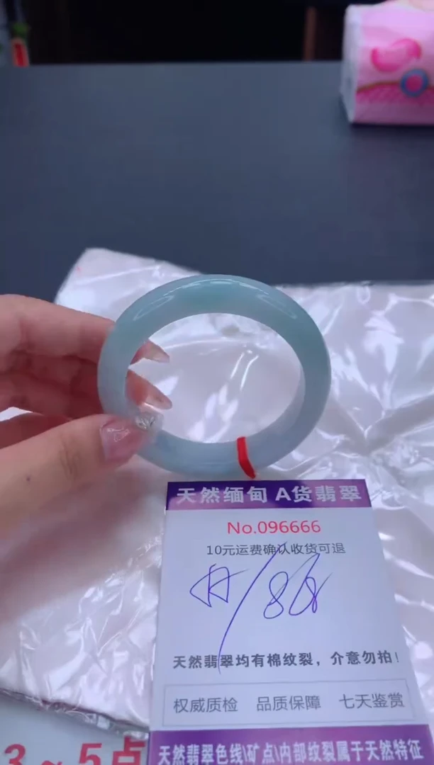 未镶嵌手镯翡翠有纹，完美者勿拍