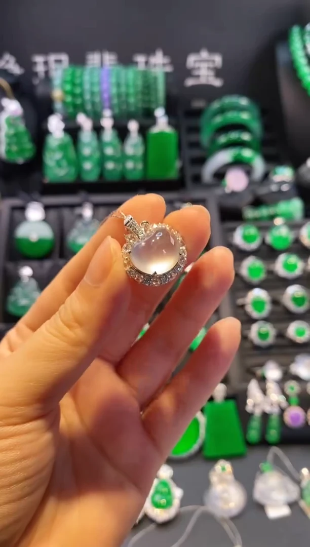 翡翠18K金镶嵌颈饰苹果吊坠5040906