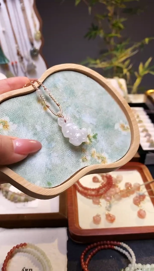 颈饰未镶嵌和田玉兔兔