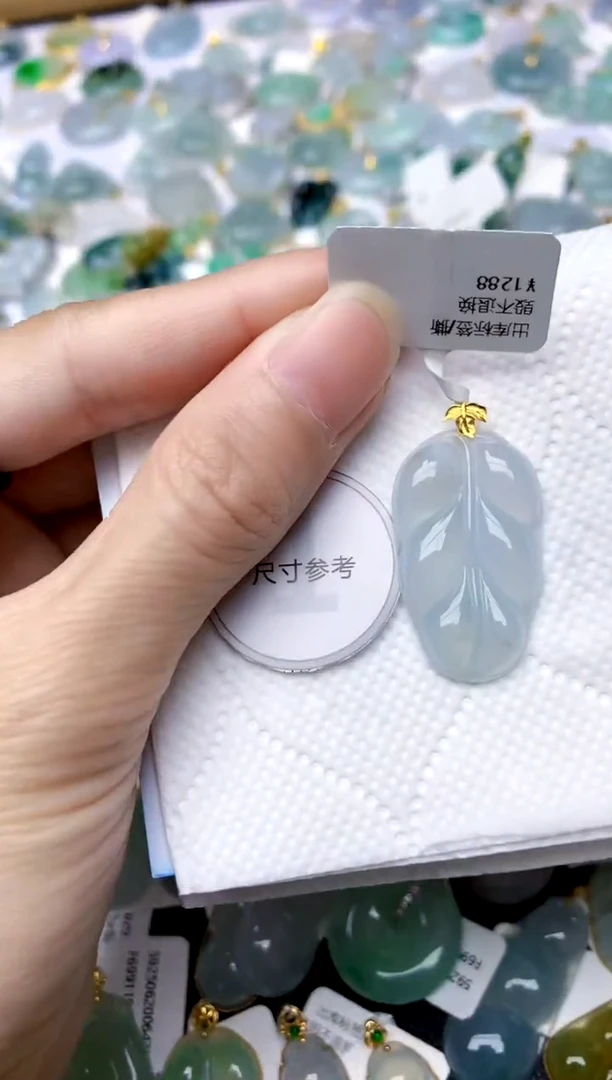 颈饰18K金镶嵌翡翠天然A货翡翠