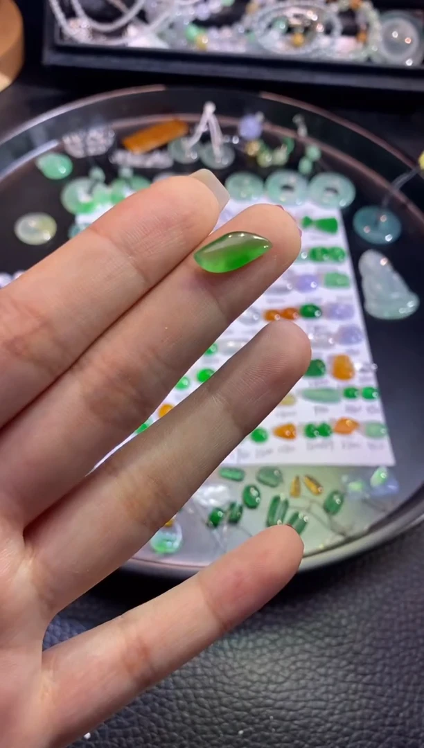 翡翠挂件未镶嵌随行