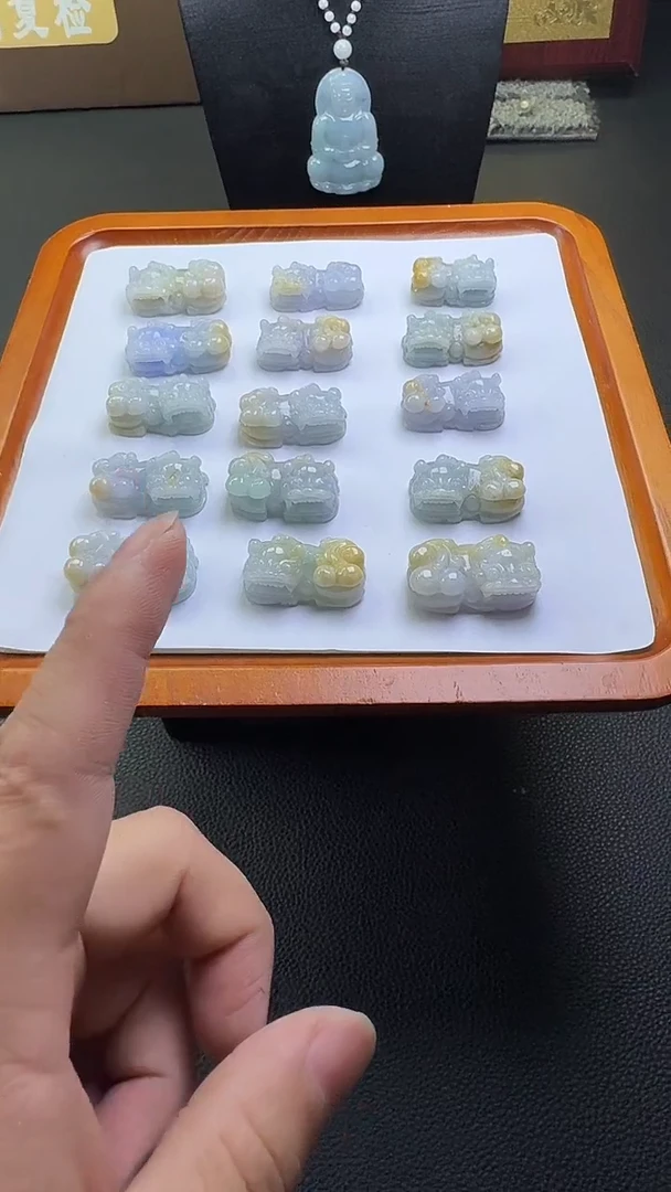 翡翠未镶嵌颈饰黄貔貅多样性发一件