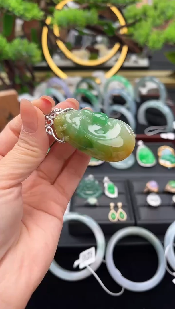 颈饰18K金镶嵌翡翠吊坠