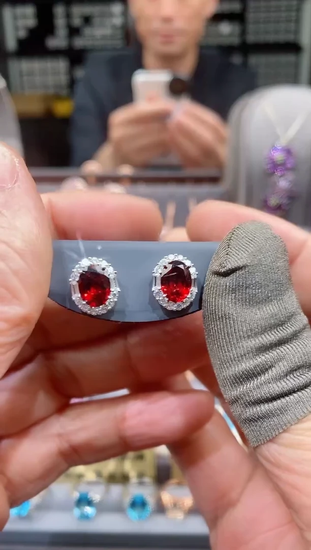 【闪购商品】石榴石耳钉银S925镶嵌石榴石耳钉