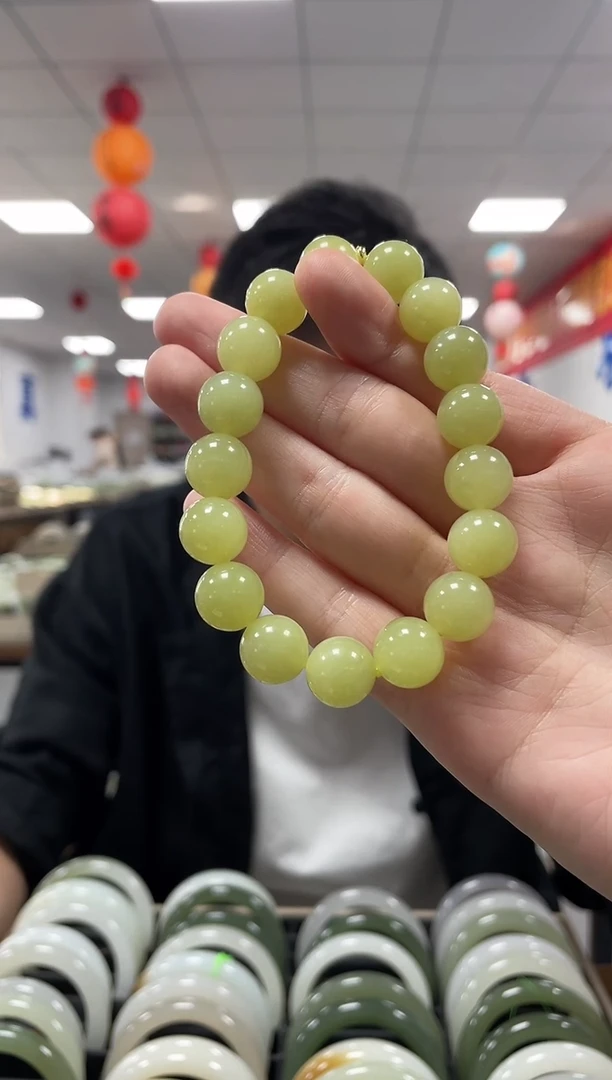 未镶嵌手链和田玉高品黄玉卡12手串一条
