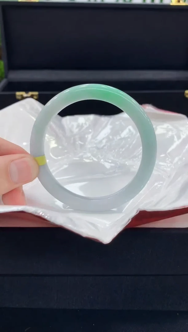 翡翠手镯未镶嵌手镯