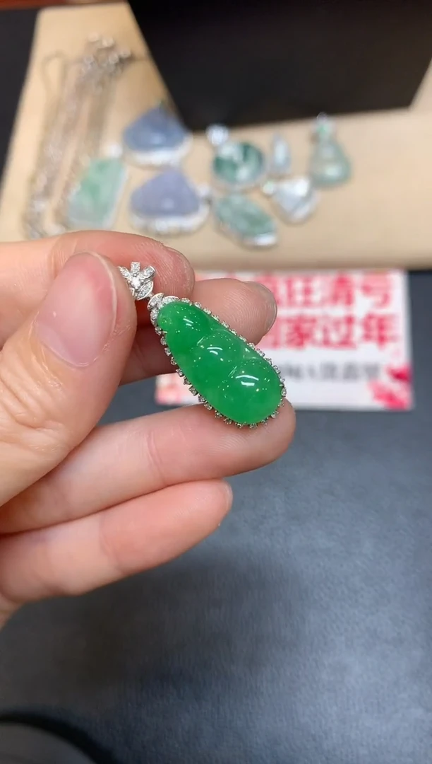 【闪购商品】翡翠吊坠(不含链)18K金镶嵌福豆【无服务费